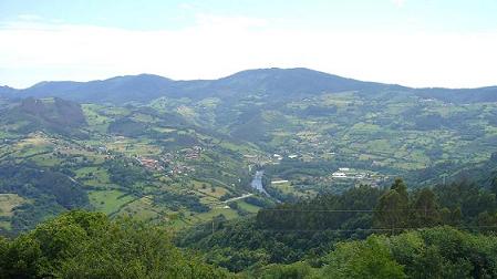 Vista general de Candamo desde La Mortera